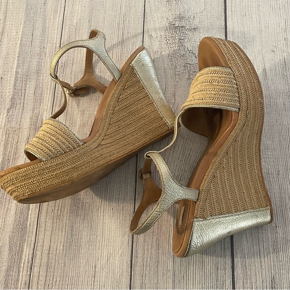 UGG woven straw platform wedge sandals with gold T-strap ankle strap, size 9.5 - Picture 12 of 14